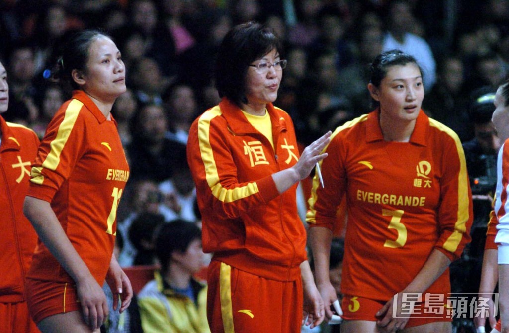 郎平2009年回国，担任广东恒大女子排球队教练。