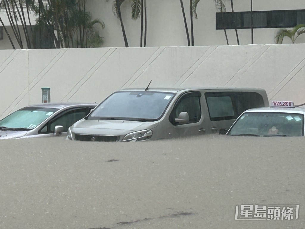 多部車輛被浸至幾沒頂。 多部車輛被浸至幾沒頂。