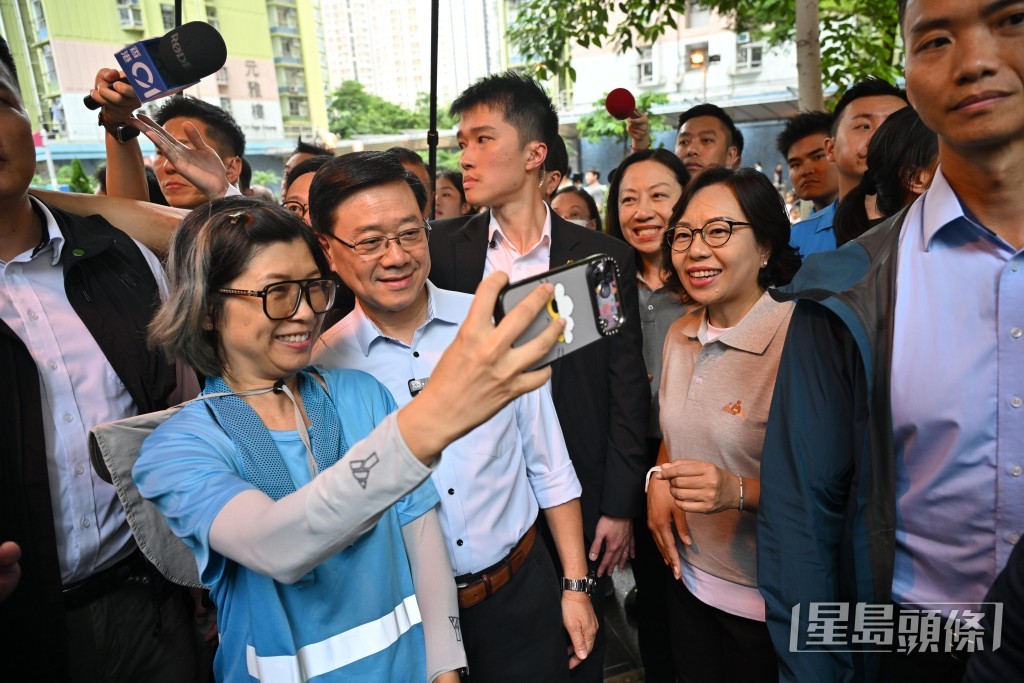 李家超指自己正製定施政報告,想了解多年來政府的長者政策是否有成效。 李家超指自己正製定施政報告,想了解多年來政府的長者政策是否有成效。