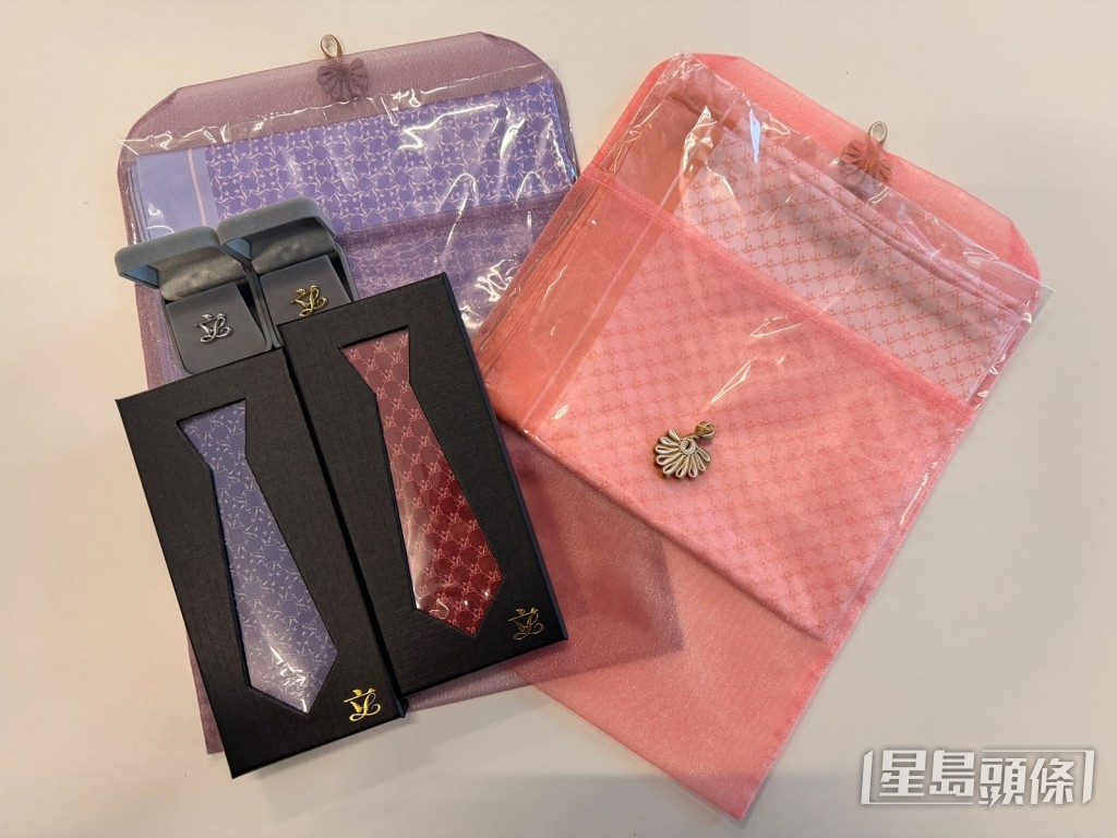 新的領呔及絲巾,分為紫色及紅色,並以「立」字會徽構成圖案。 新的領呔及絲巾,分為紫色及紅色,並以「立」字會徽構成圖案。