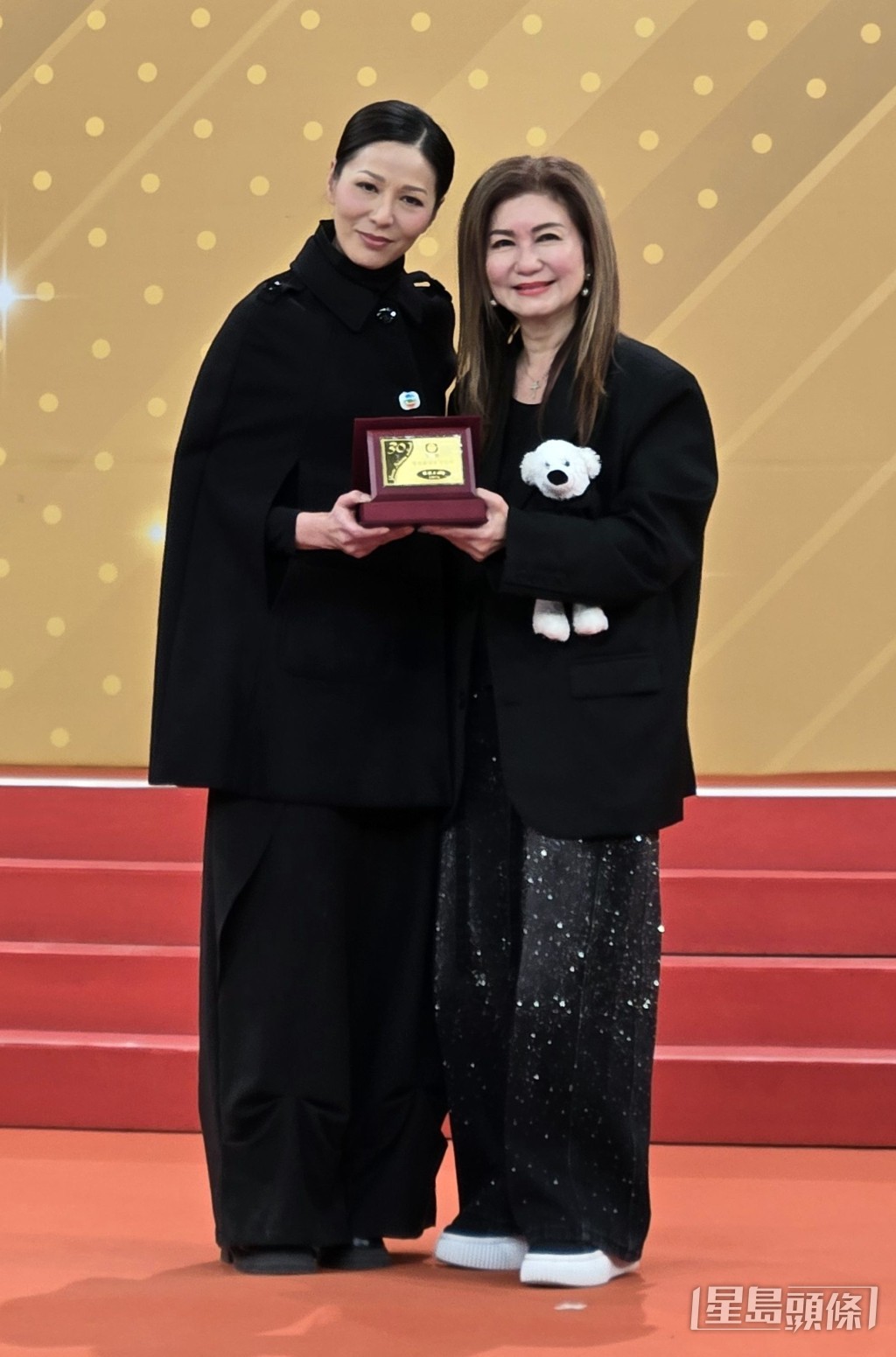 滕丽名获颁30年长期服务金牌。