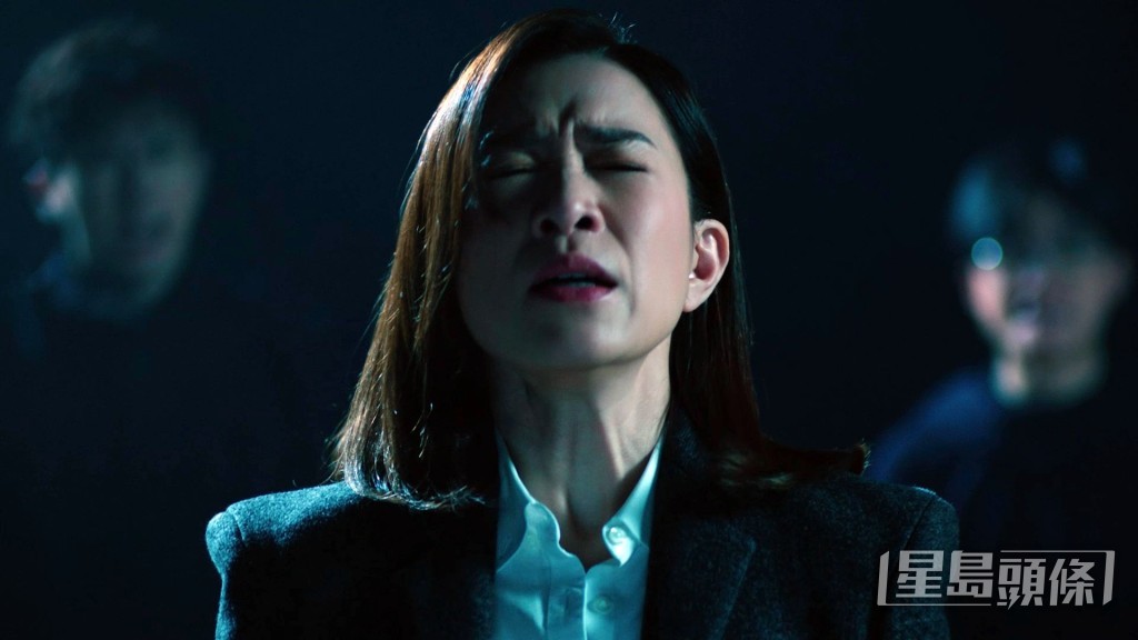 閉眼抬頭。