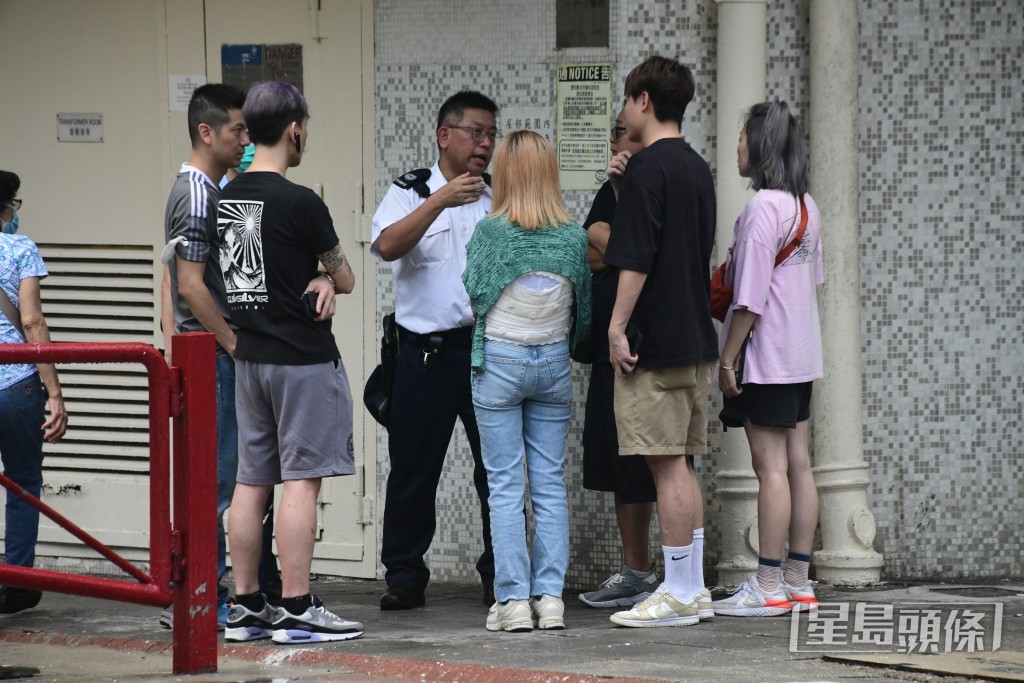 相信是死者的男女親友到場認屍。梁國峰攝 相信是死者的男女親友到場認屍。梁國峰攝