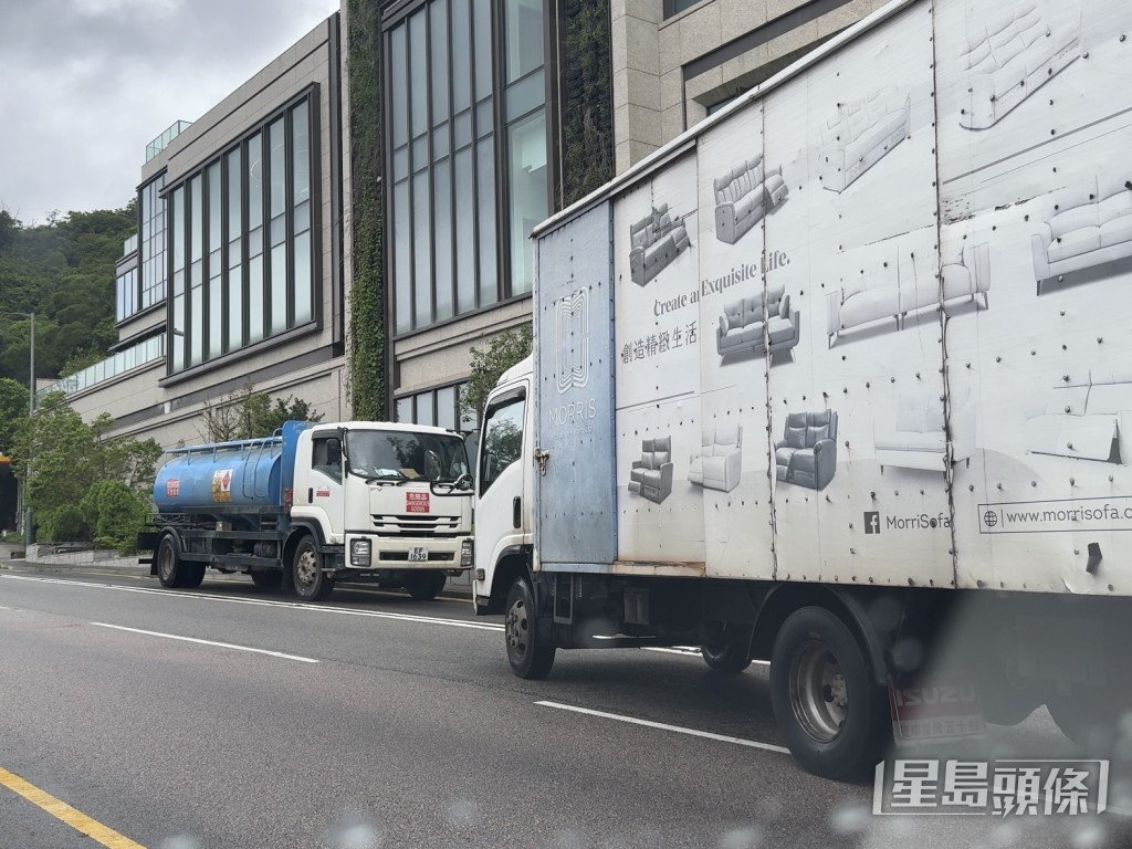 有車輛在往九龍方向的快線停下。 有車輛在往九龍方向的快線停下。
