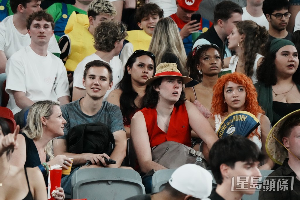 不少球迷盛裝打扮入場為愛隊打氣。