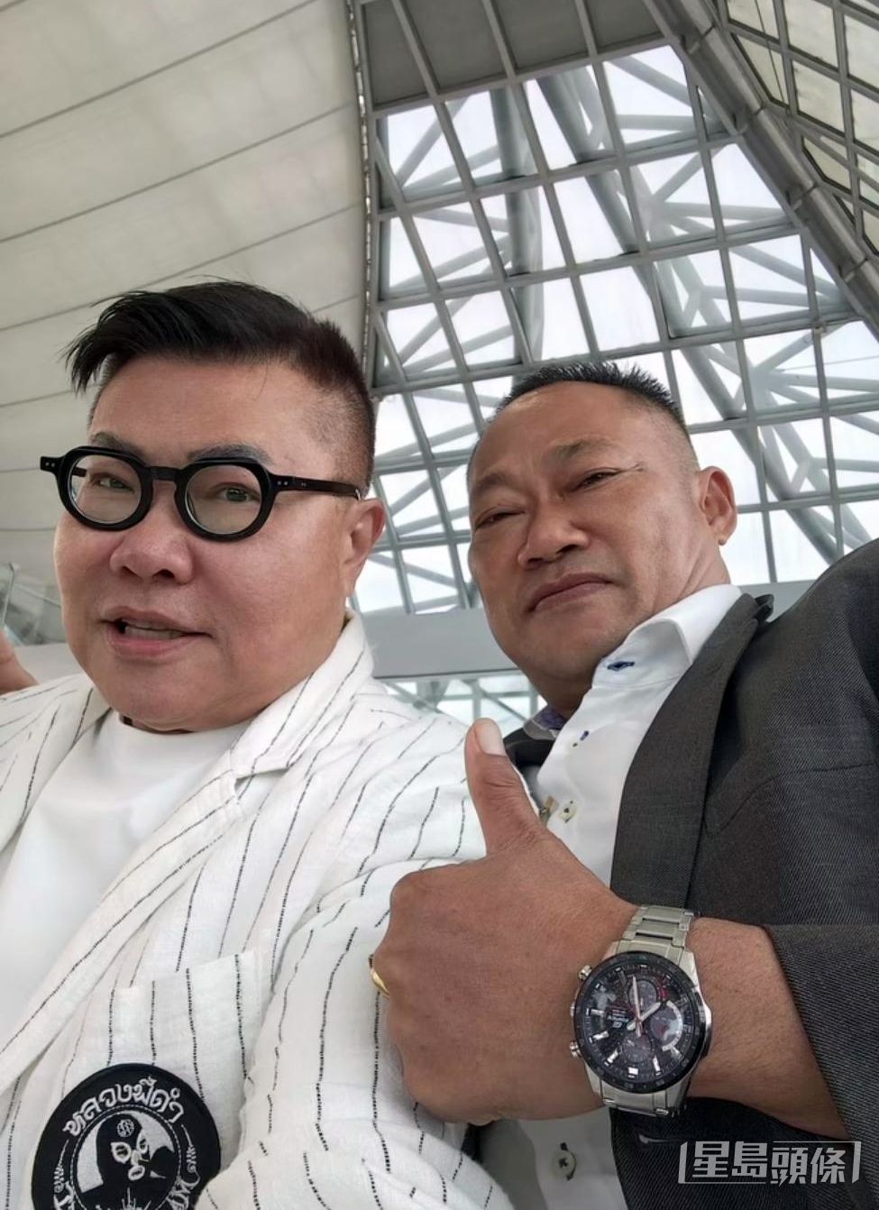 胡慧冲、金龍王在機場相遇。
