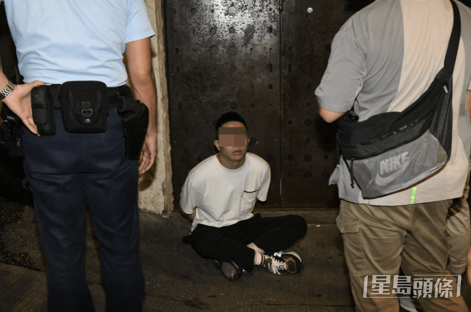 其中一名男子情緒激動,一度遭警方以手銬「招呼」。黎志偉攝 其中一名男子情緒激動,一度遭警方以手銬「招呼」。黎志偉攝