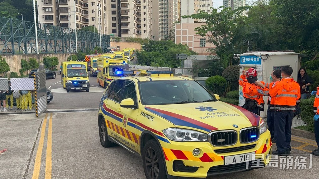 多部救護車接報到場跟進。 多部救護車接報到場跟進。