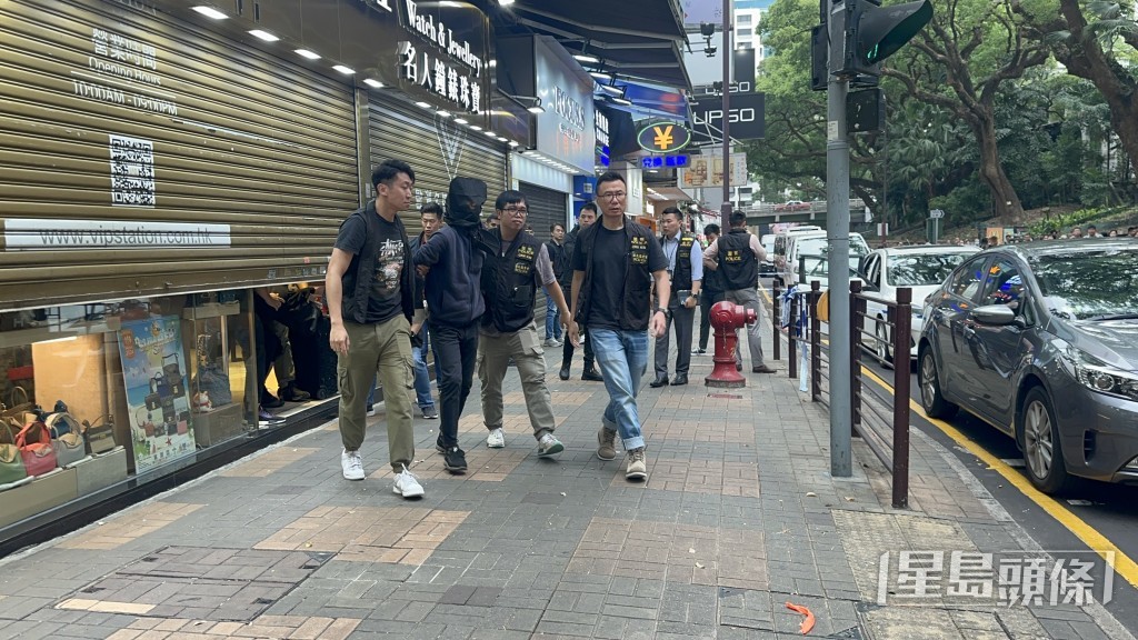 第二名疑犯被帶走。 第二名疑犯被帶走。