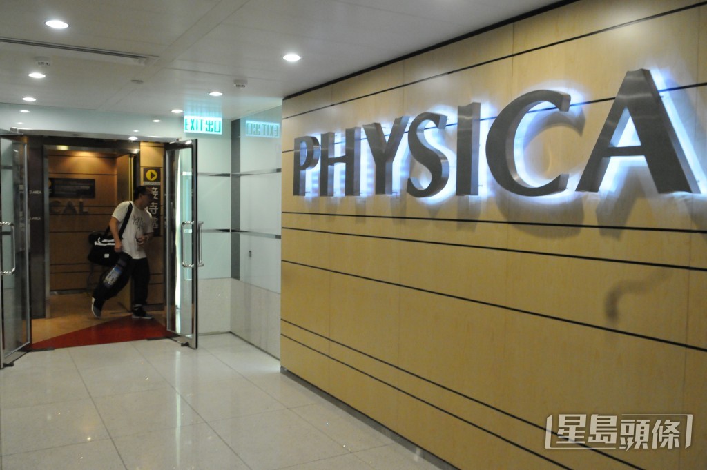有消費者稱在「舒適堡」關門前,仍被職員遊說簽訂預繳消費合約,或涉違反《商品說明條例》,另有關美容服務的最高個案金額亦達160多萬元。 有消費者稱在「舒適堡」關門前,仍被職員遊說簽訂預繳消費合約,或涉違反《商品說明條例》,另有關美容服務的最高個案金額亦達160多萬元。