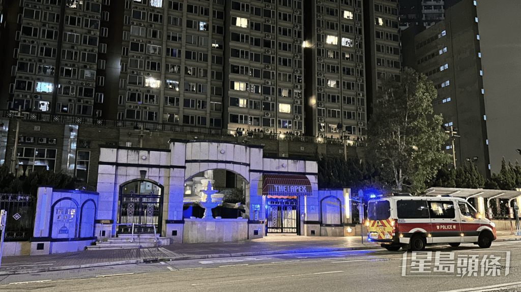 周四（17日）晚上10時許，和宜合道33號雍雅軒第二座走廊位置突然有煙冒出，住客紛紛報警求助。蔡楚輝攝