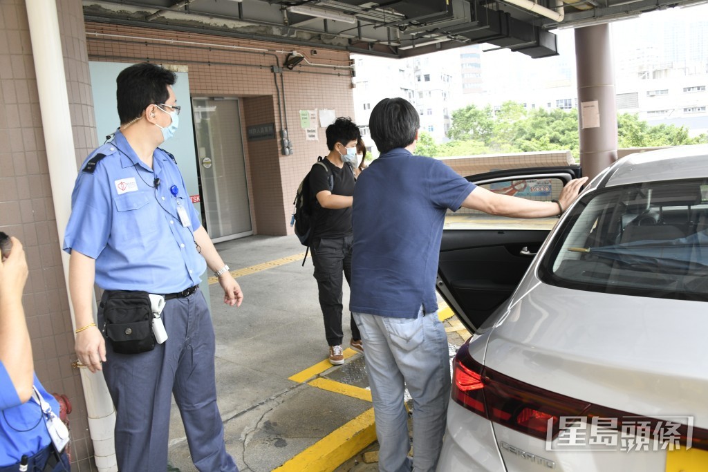 重案組探員到醫院了解事件。楊偉亨攝 重案組探員到醫院了解事件。楊偉亨攝