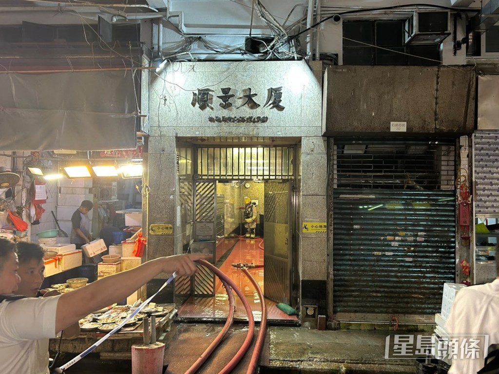 消防員拖喉上樓救火。 消防員拖喉上樓救火。
