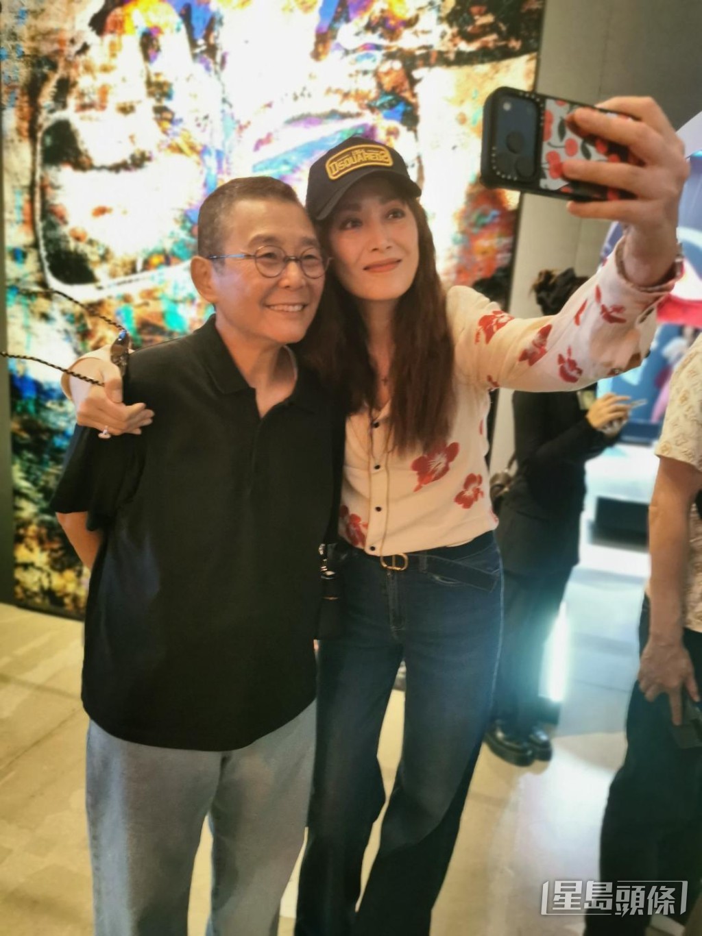 琦琦以女主人身份接待俞琤。 琦琦以女主人身份接待俞琤。