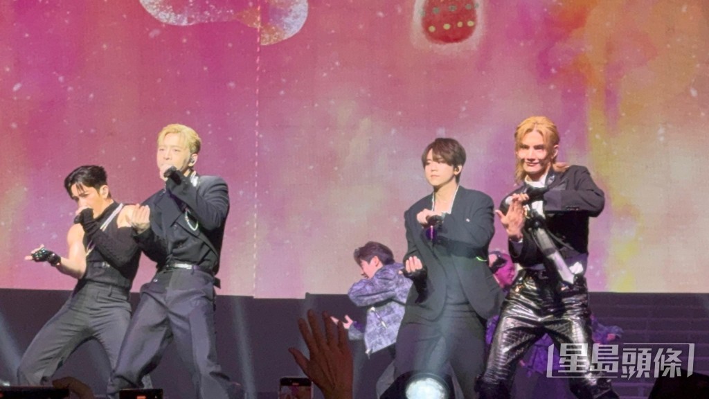 姜涛、Anson Lo、Edan、Jeremy热唱小组团歌《Strawberry Love》。