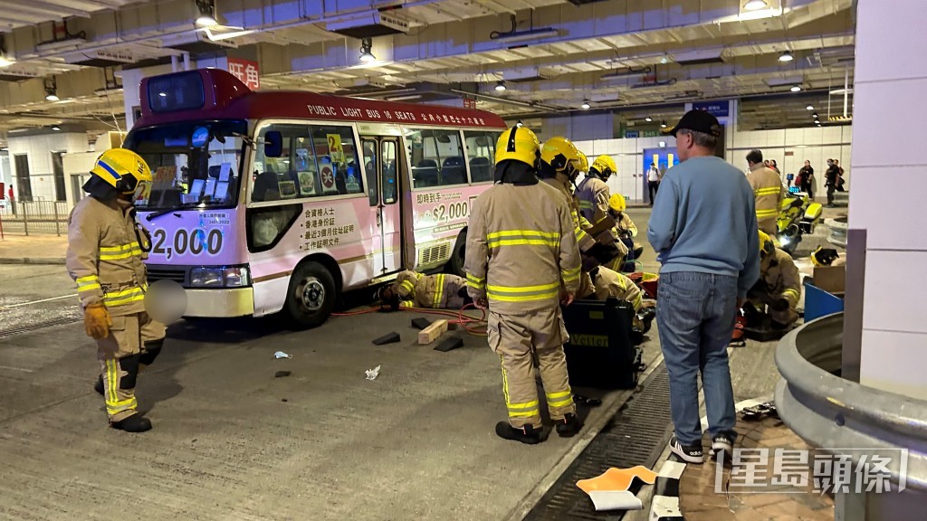 大批消防到場營救被困車底男子。蔡楚輝攝 大批消防到場營救被困車底男子。蔡楚輝攝