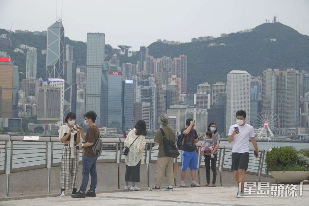 天文台指，一道低壓槽正影響廣東。本港地區今日天氣預測大致多雲，有幾陣驟雨。資料圖片