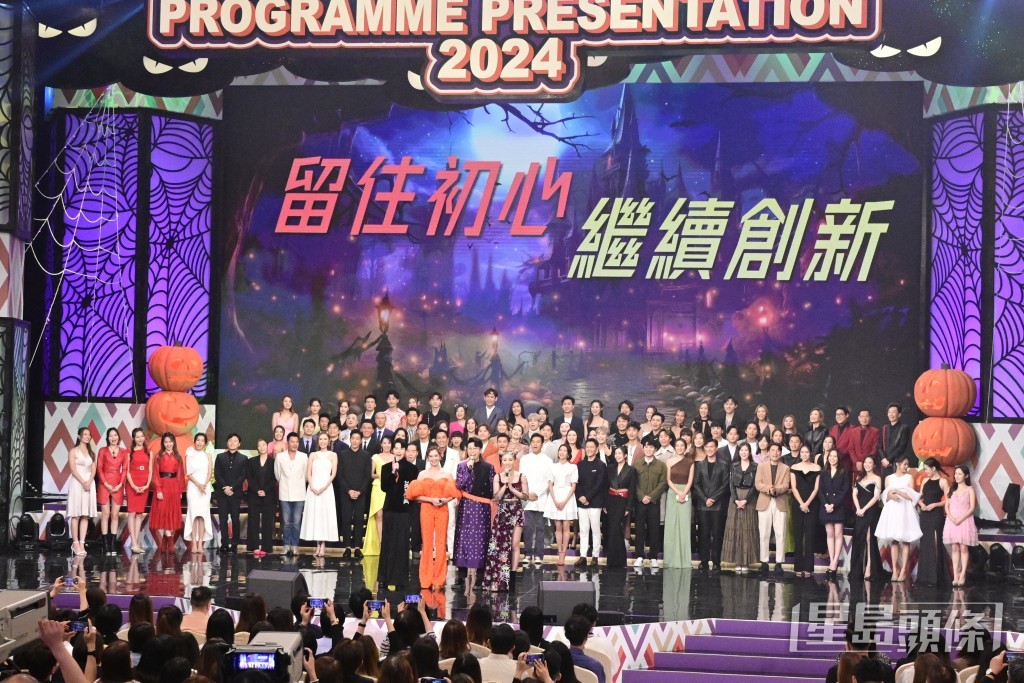 大合照排位見到馬德鐘、林夏薇、陳展鵬、馬國明、蔡思貝齊站前排最正中位置。