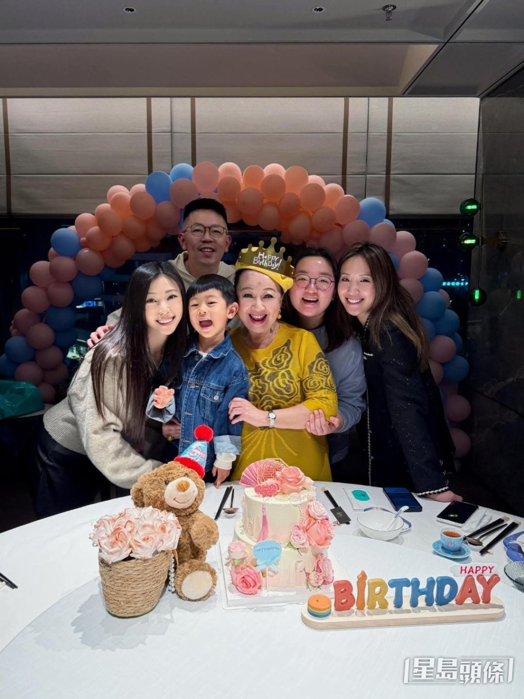 家燕姐由長女珊珊(右一)做財政大臣。 家燕姐由長女珊珊(右一)做財政大臣。