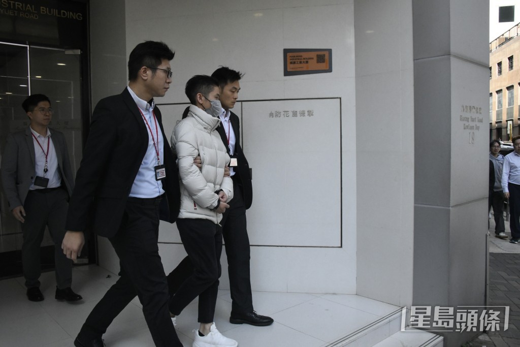 調查人員逗留約一個小時後帶走涉案男子。楊偉亨攝