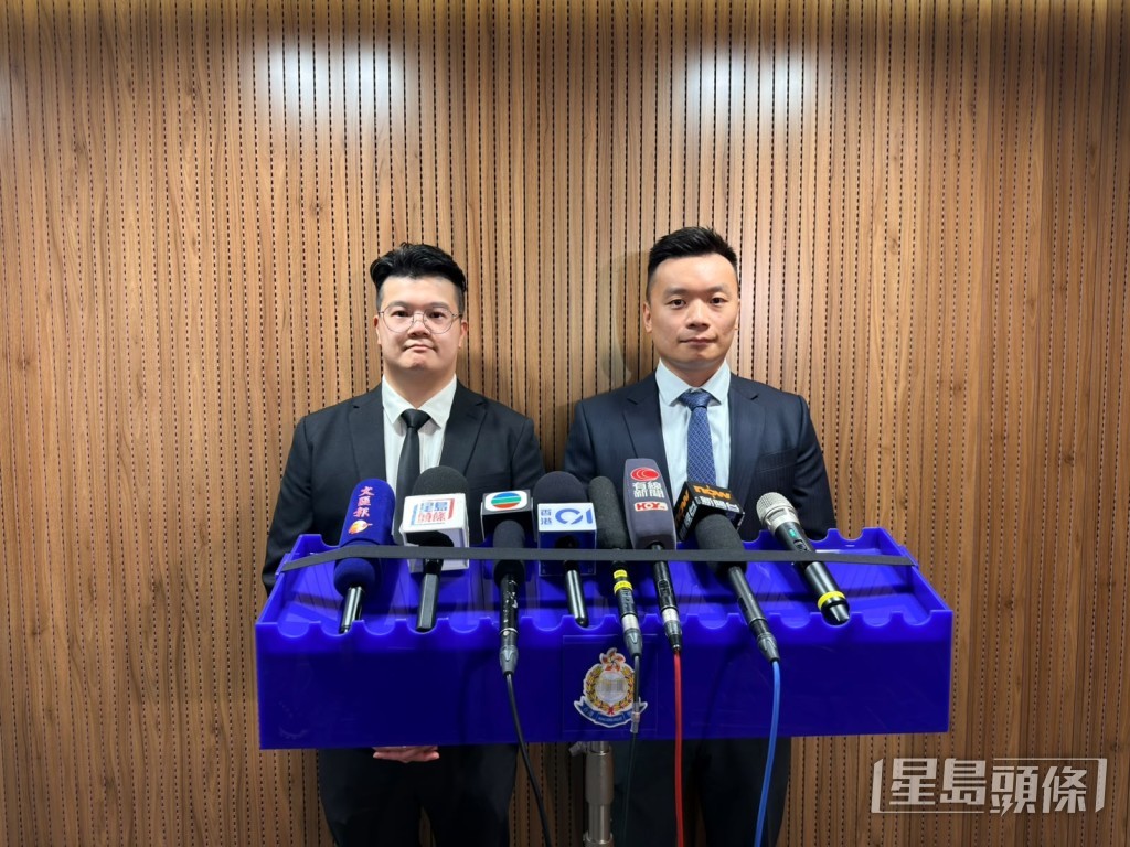 警方機場警區署理警司黃遠司(圖右)及刑事情報及支援組督察李俊謙講述案情。梁國峰攝 警方機場警區署理警司黃遠司(圖右)及刑事情報及支援組督察李俊謙講述案情。梁國峰攝