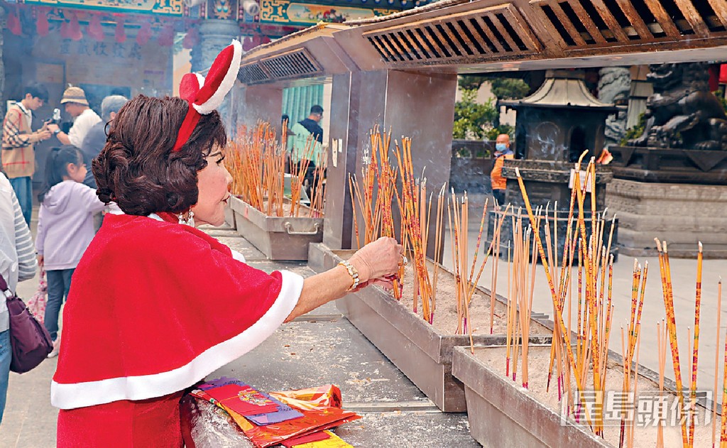 黃夏蕙曾變身火紅兔女郎黃大仙廟祈福。 黃夏蕙曾變身火紅兔女郎黃大仙廟祈福。