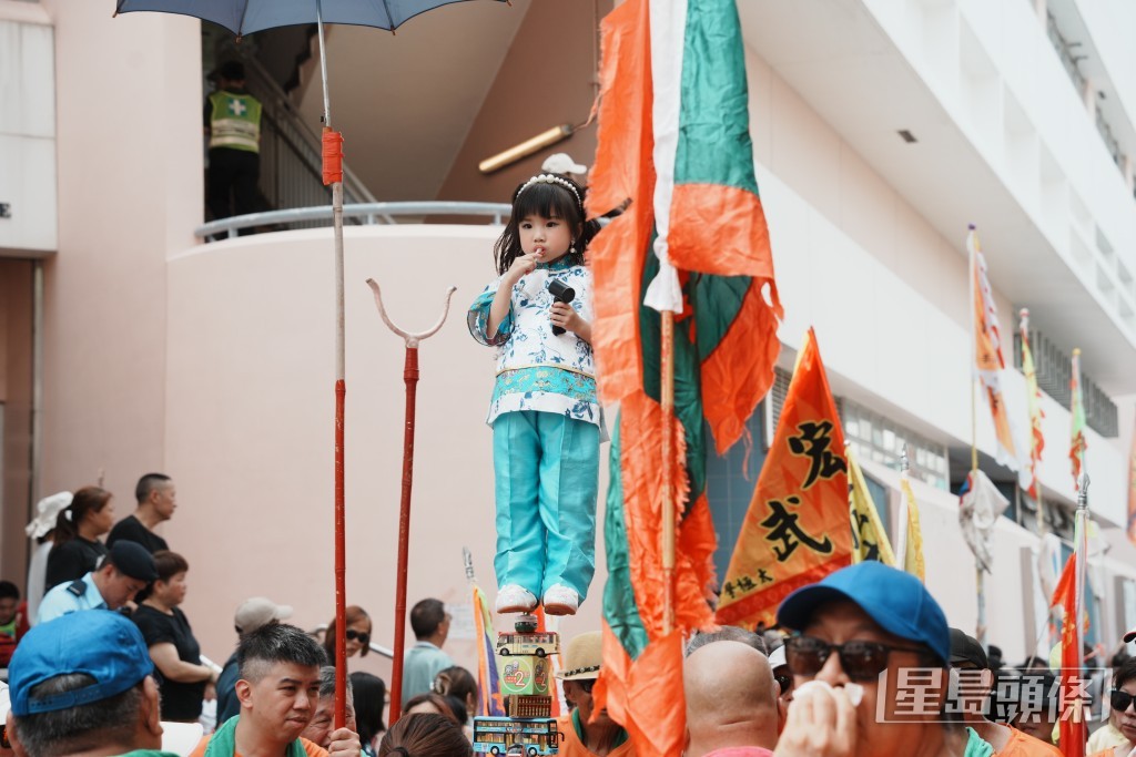 有色芯扮演運輸及物流局局長「小陳美寶」。
