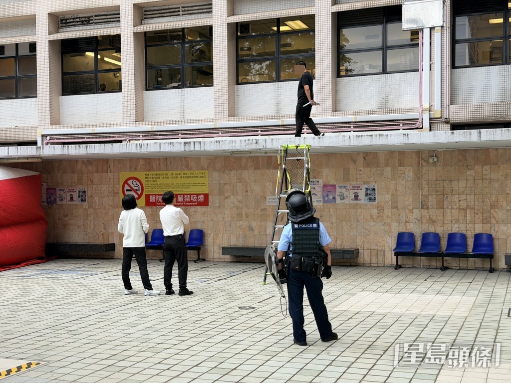男子與警員對峙。 男子與警員對峙。