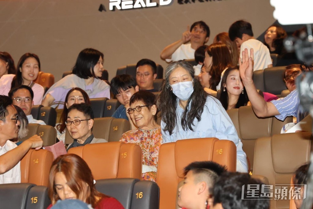 家姐周文姬(戴口罩女士)亦有現身支持弟弟。 家姐周文姬(戴口罩女士)亦有現身支持弟弟。