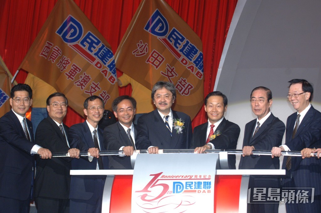 曾鈺成（左三）相信蘇錦樑（左一）從加入民建聯到進入政府，已實現個人抱負，可以說是「無悔一生」。資料圖片