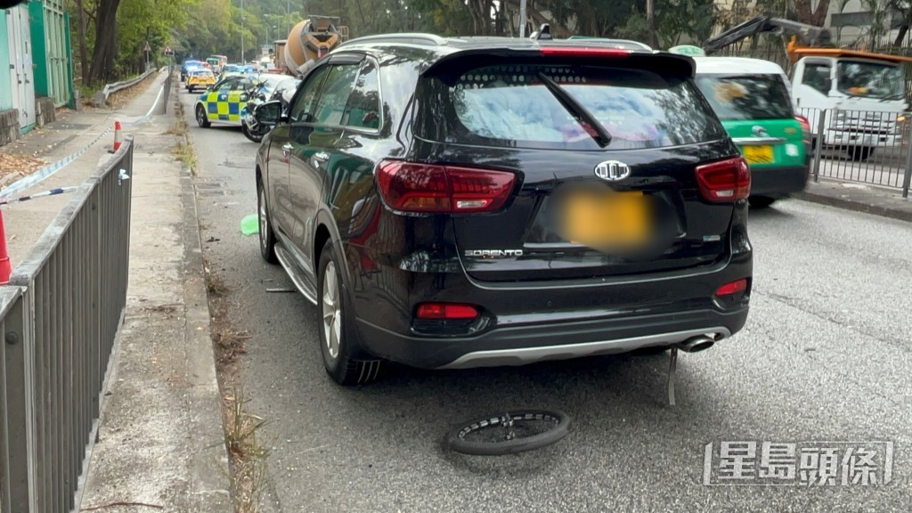 其中一單車輪戰飛脫跌在私家車車尾。 其中一單車輪戰飛脫跌在私家車車尾。