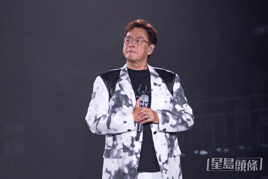到接着校長演繹《朋友》一曲唱到一半時,全場過萬觀眾已接着唱,令他相當感動。 到接着校長演繹《朋友》一曲唱到一半時,全場過萬觀眾已接着唱,令他相當感動。