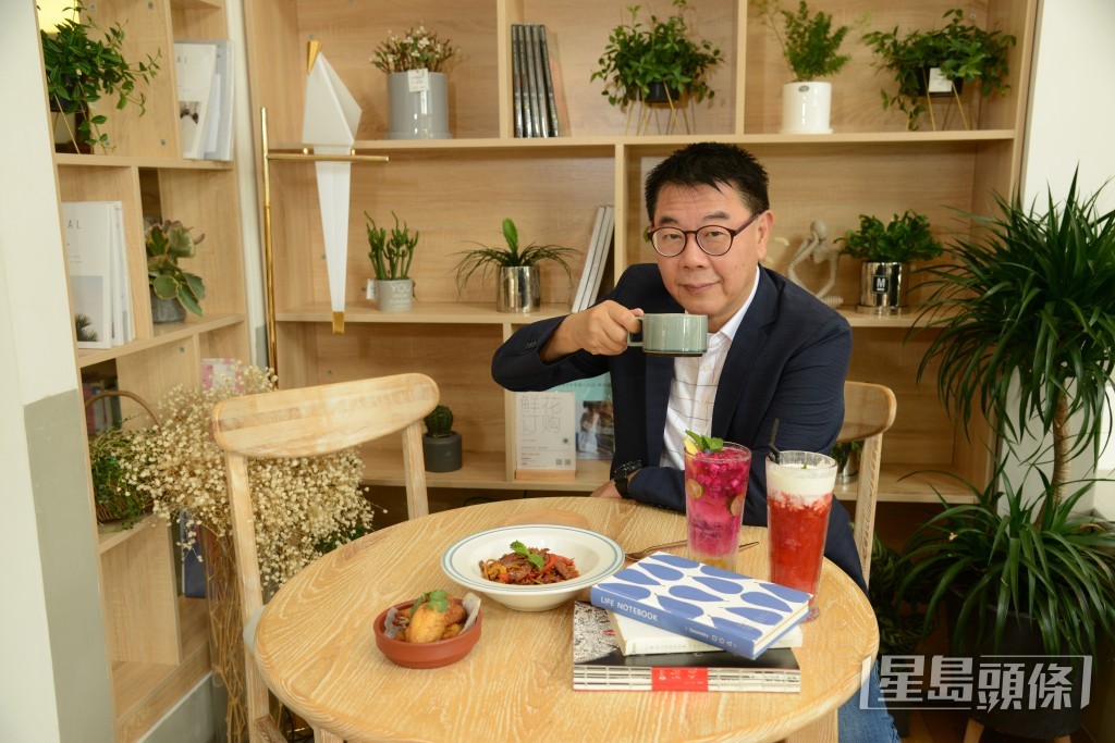 為了盡快獲得治療，Luke Sir決定破釜沉舟：「計吓條數，咬咬牙，一於住大房，加埋加埋幾重鎚下，要放部份股票先掂，總之，去馬！」(資料圖片)