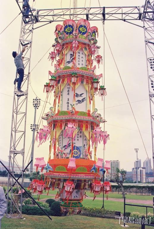 「花燈大王」梁有錦過去製作的花燈。