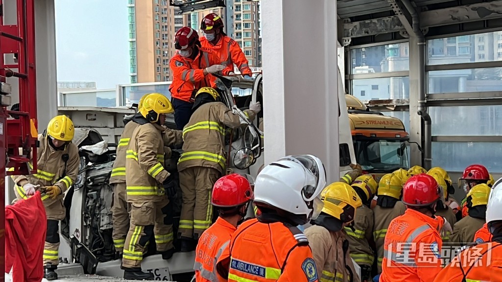 消防員拯救泥頭車司機。