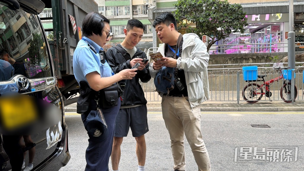 兩店老闆(圖中)返到現場協查。梁國峰攝 兩店老闆(圖中)返到現場協查。梁國峰攝