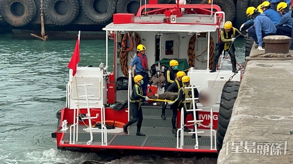 男子救上小艇。楊偉亨攝