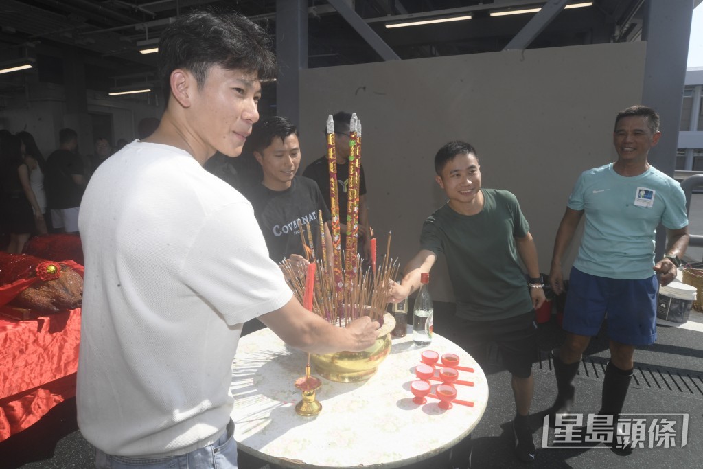 周俊樂、潘明輝、巫顯東都有出席徐雨石馬房拜神。