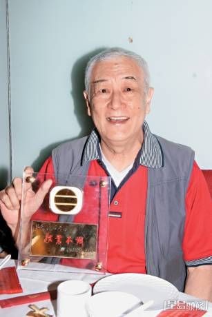 張英才2008年獲TVB贈送榮休紀念金牌，以表示他對演藝圈貢獻的感謝。