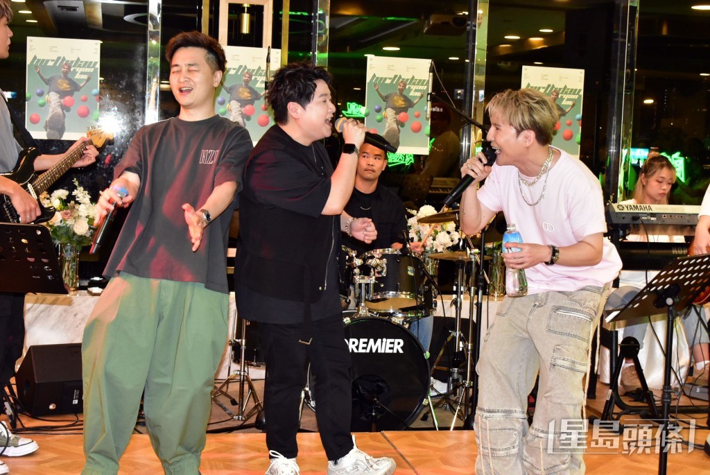 威煌聯同譚輝智、林彥言合唱《今日》。