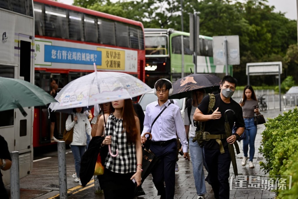 由於兩勢不大,有市民甚至沒有擔遮。 由於兩勢不大,有市民甚至沒有擔遮。