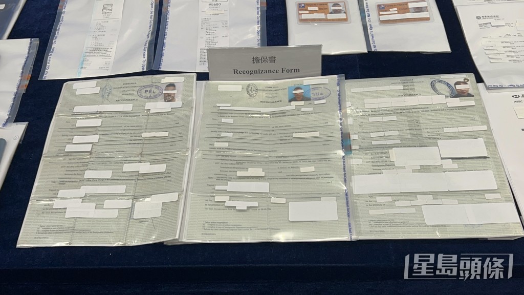 入境處展示檢獲的證物。楊偉亨攝 入境處展示檢獲的證物。楊偉亨攝
