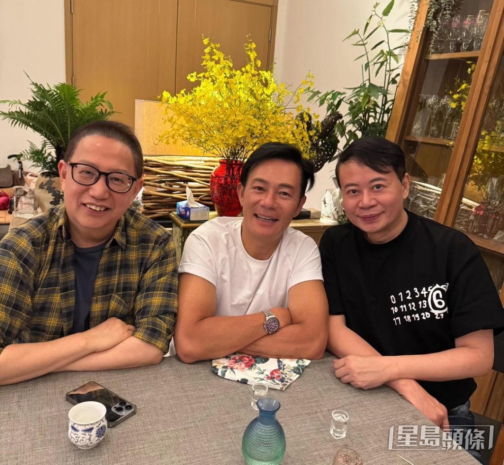 輝哥在住所招待劉家豪及吳君祥。