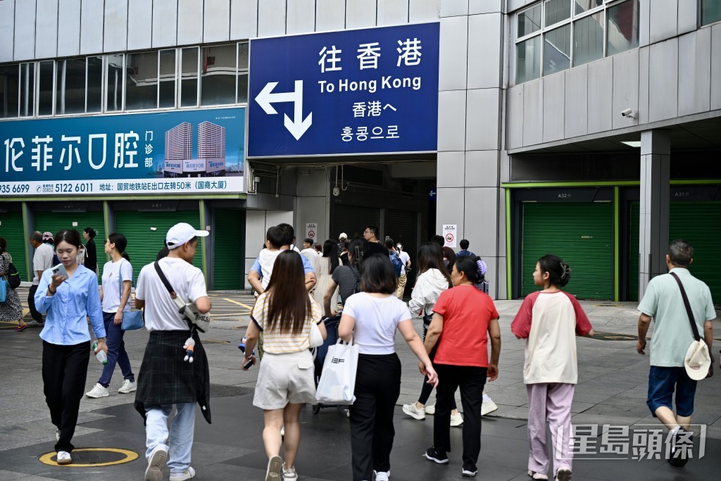 截至今早10時,有9519人次內地旅客經羅湖入境香港。 截至今早10時,有9519人次內地旅客經羅湖入境香港。