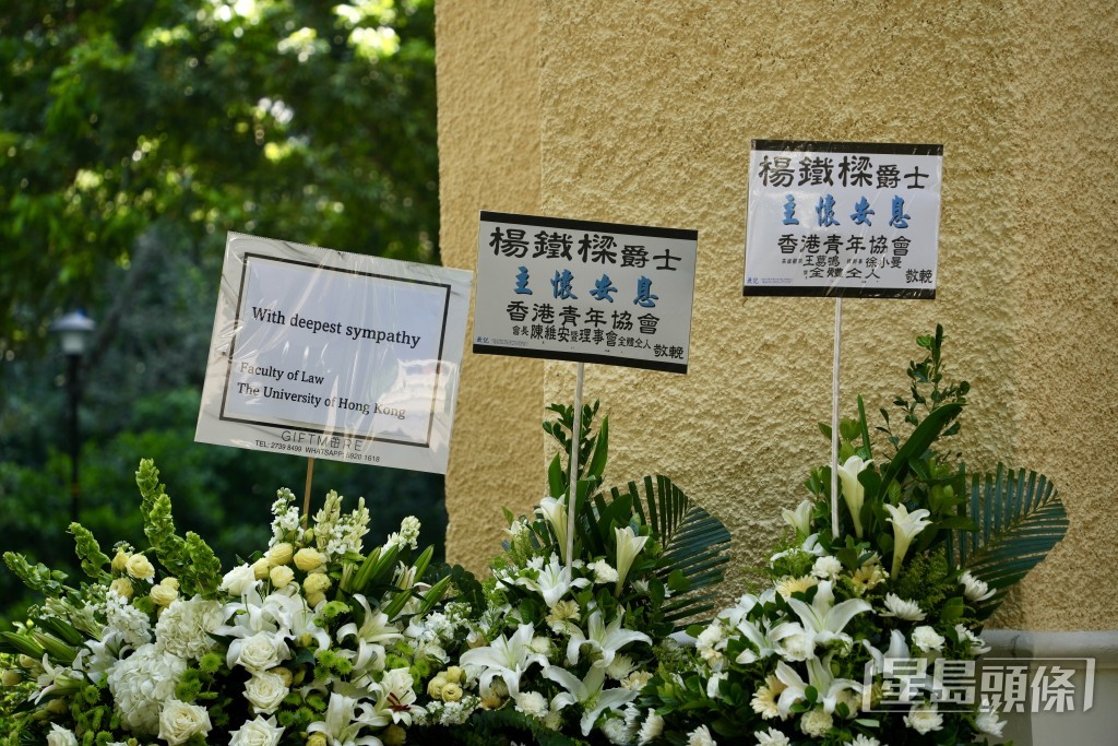 场外放满多个政党及各界人士送赠的花圈。苏正谦摄