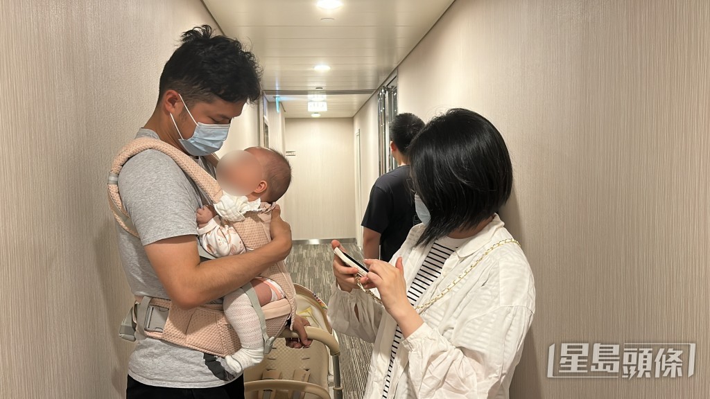 有父母帶着嬰兒來打針,卻因沙田的醫療中心關門而離開。林思明攝 有父母帶着嬰兒來打針,卻因沙田的醫療中心關門而離開。林思明攝 