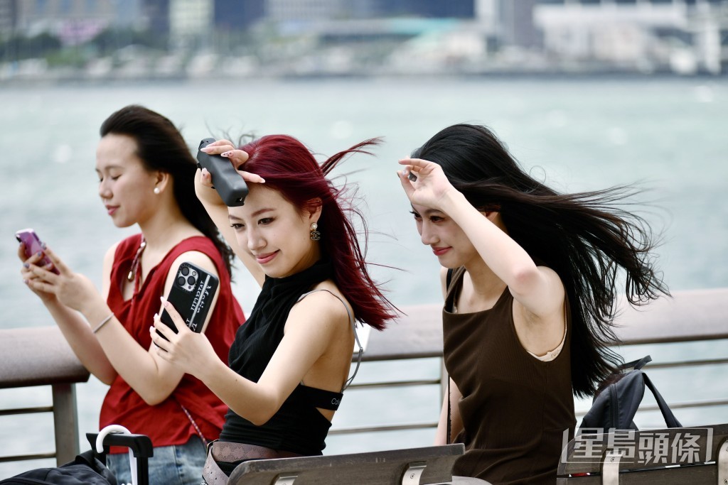 正午時分，本港部分地區氣溫上升至33°C左右。資料圖片