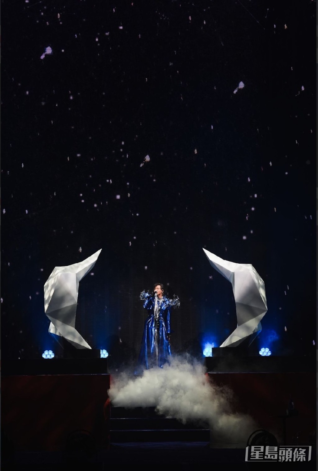 演唱會大玩「多重宇宙」概念,以四個平衡時空代表自己四種性格、四段人生及四種音樂面向,在同一個舞台上並存。 演唱會大玩「多重宇宙」概念,以四個平衡時空代表自己四種性格、四段人生及四種音樂面向,在同一個舞台上並存。