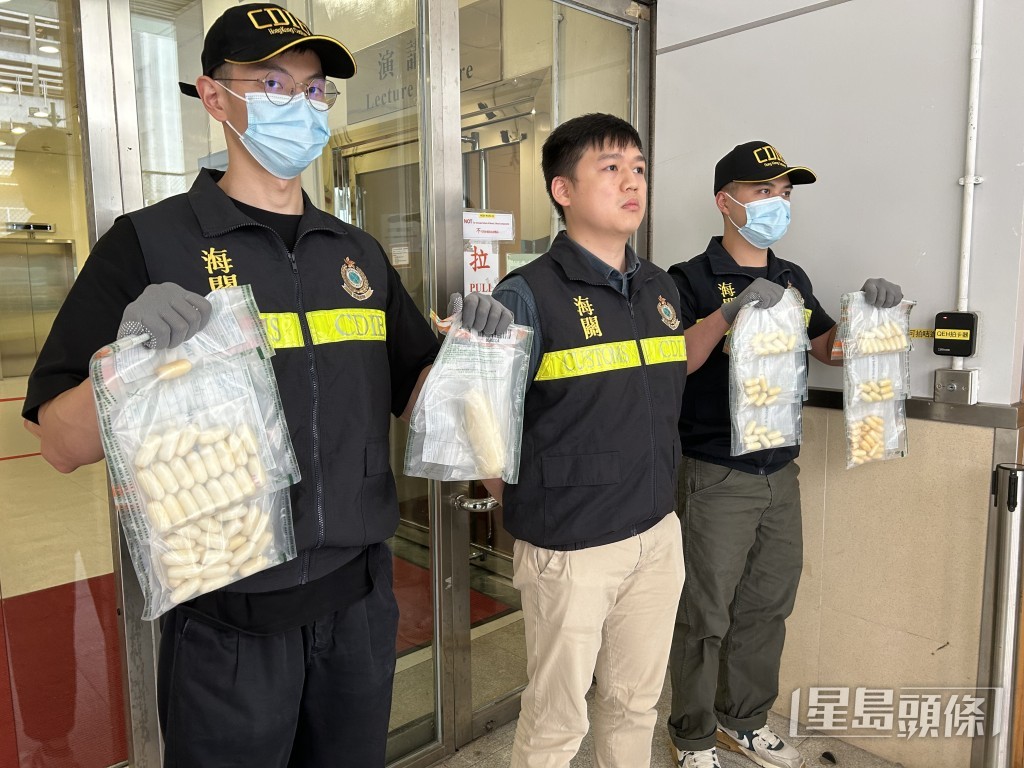 海關檢獲市值110萬元可卡因。 海關檢獲市值110萬元可卡因。