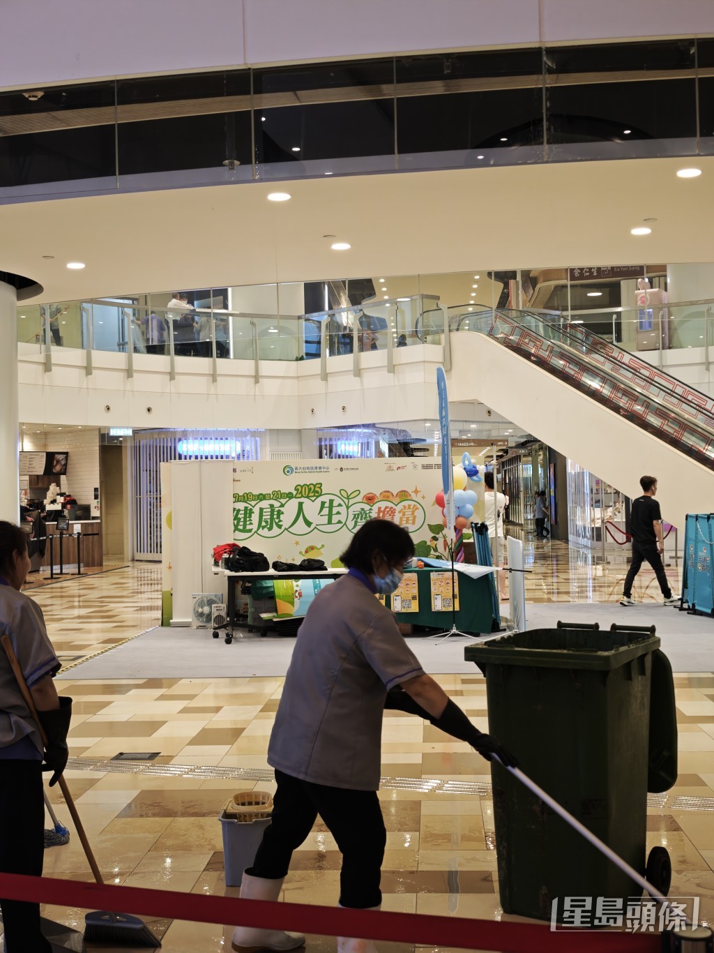 商場出動多人使用水刮清理現場。